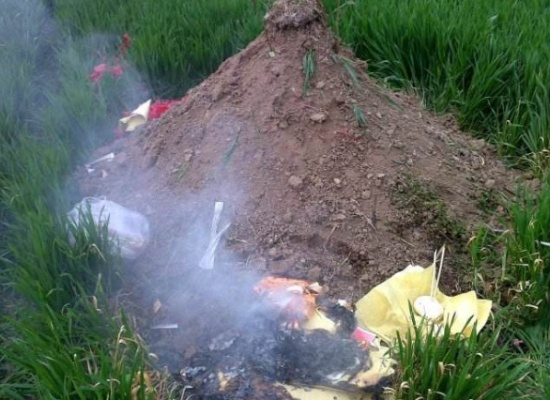 梦见死人的坟喷火，梦境背后的深层解析与心理启示