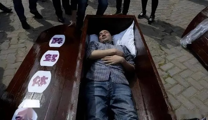 梦见已死之人复活坐在棺材里面色红润，吉凶难测，梦境背后的深层含义