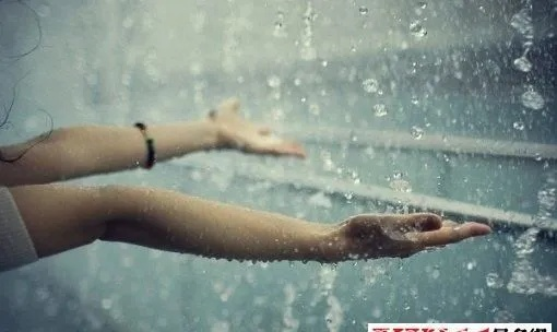梦境中的雨路与心灵深处的寻觅，解析梦见抱着别人的小孩子找妈，自己却光脚在雨地走