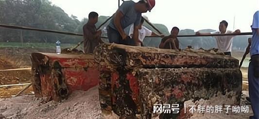 梦境中的奇异景象，梦见棺材入土，而里面却是一个活人