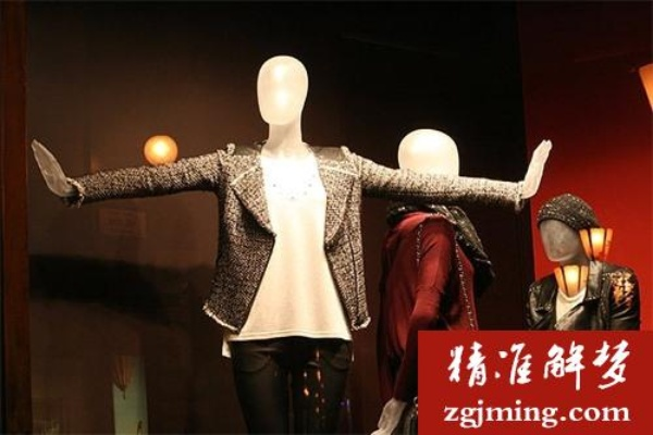 梦见我喜欢的人送我衣服，情感与象征的交织解读