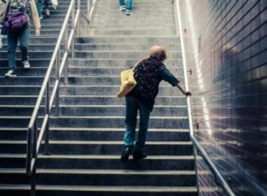 梦境中的阶梯之旅，解析梦到上下楼梯的深层含义
