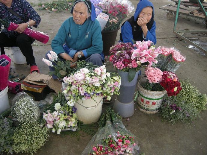 梦见亲弟弟在外面卖菜衣服被淋透，探索梦境背后的深层含义