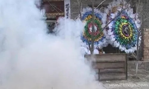 梦见丧事与喜事交织，双重象征的深层解析