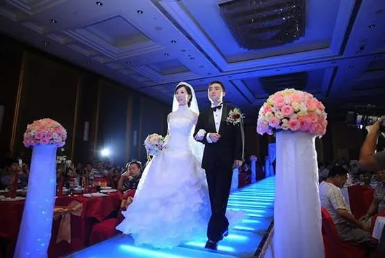 梦回婚礼现场，新郎为何独留我徘徊？