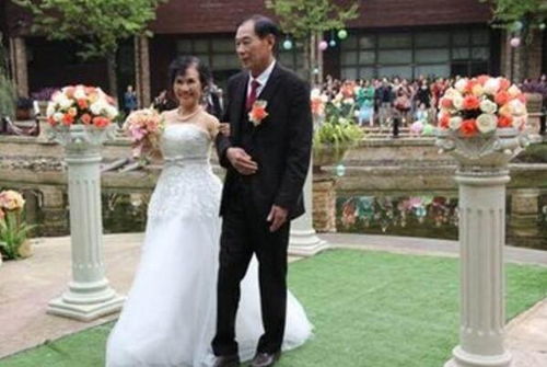 梦回泪洒，女儿思父情深，解读梦到老公死了自己哭醒的深层含义