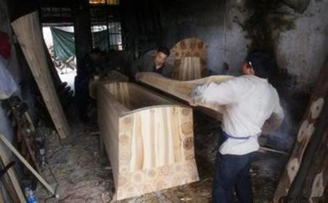 梦见棺材反扣在地死人掉出，吉凶解析与梦境启示