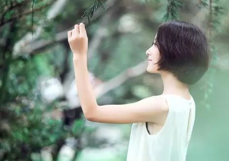 梦见前女友把以前送她的东西全扔了，情感释放与内心疗愈的象征