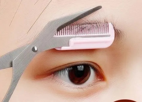 女人梦见自己修眉毛，预示的深层含义与心理解析