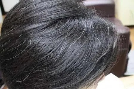 梦境解析，手中紧握的团白头发，寓意与解读
