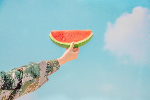 梦境中的甜蜜滋味，解析梦见吃西瓜的深层含义