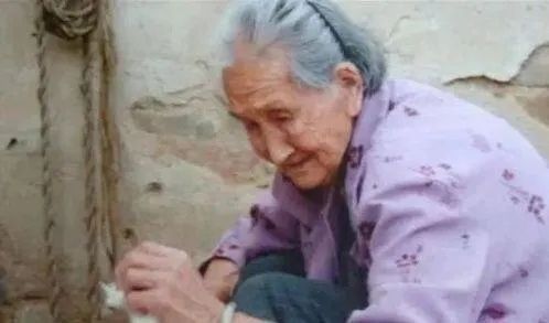 我最近经常梦见自己已故的母亲再次死去，到底是怎么回事？是不是有什么预兆？