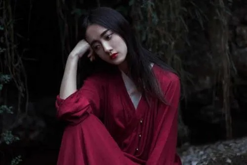 做梦梦到有人穿红衣服来家里，解读梦境中的红色象征与家庭关系