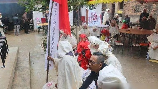 梦境交织，一条街上同办丧事与喜事的深层寓意