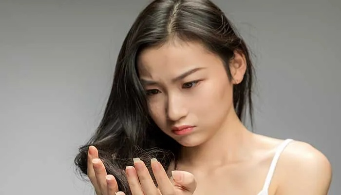 梦见自己掉大把头发自己伤心地哭，解读梦境中的情感与象征
