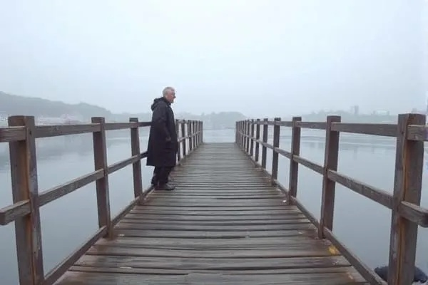 梦境中的重逢，与逝去父亲的河边桥缘