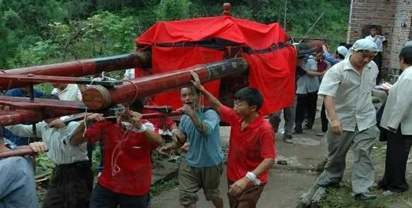 梦见抬棺材，探索梦境背后的深层含义