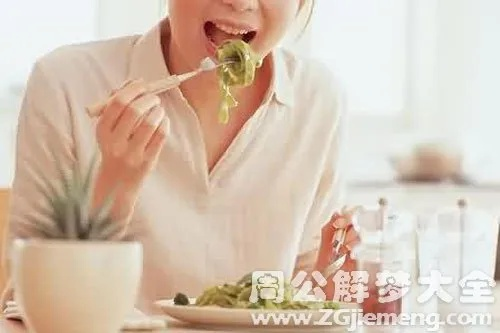 梦见死去的人还活着请我去吃饭，解读梦境中的深层含义