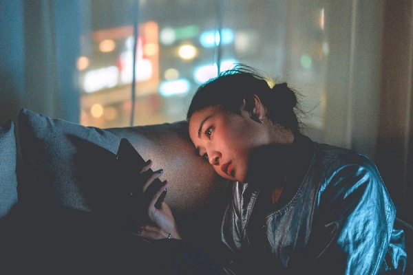 梦境的迷雾，我男24岁未婚，梦见与陌生女子成婚，心情沉重求解梦