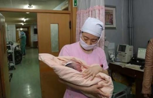婆婆近几晚老是梦见死去的亲人熟人，梦境背后的情感与记忆交织
