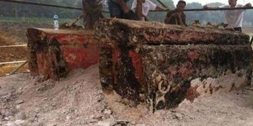 梦境中的奇异之旅，棺材压顶、背负死尸与现实的交织