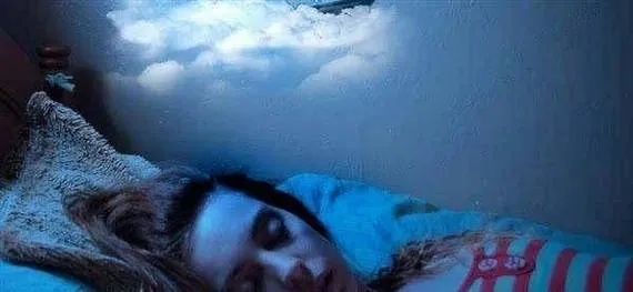 白天睡觉做梦梦见别人死了怪在自己家人身上会怎样？