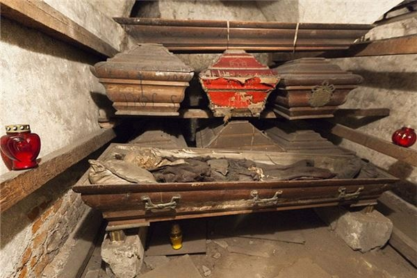 梦境中的生死轮回，梦见死人在棺材里坐起来又活了