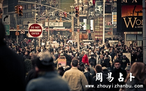 梦见自己没穿衣服走在人群中，解析梦境背后的深层含义