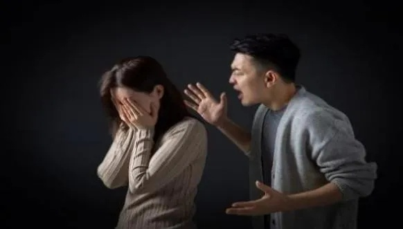 梦见父母之间吵架而且动刀了流血了，深度解析梦境中的情感纠葛与心理暗示