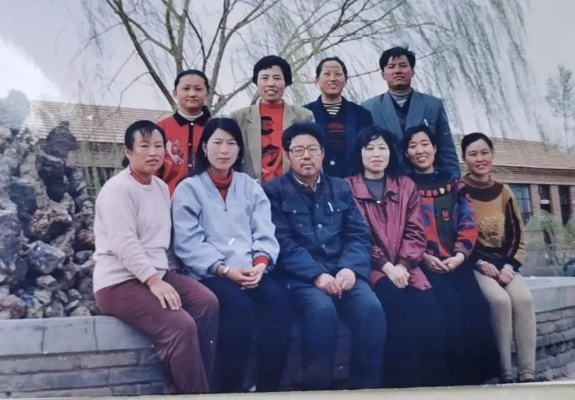 梦境交织，与同窗旧影与逝者师恩的奇幻之旅