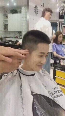 梦境解析，梦见好友偷偷剪掉我一半头发