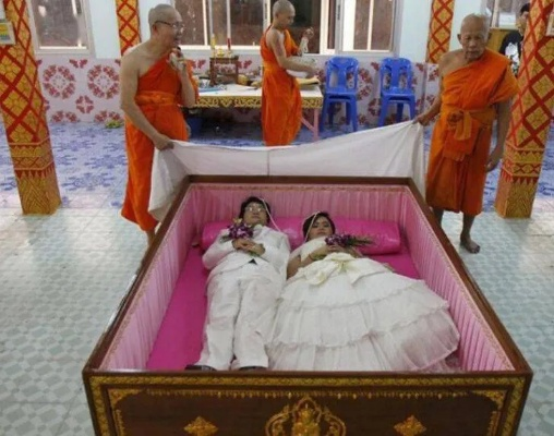 周公解梦，死人躺在新房门口，寓意深远，预示未来？