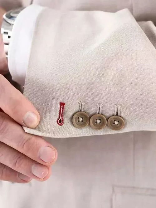 梦见自己在剪白色衣服上白色纽扣，寓意与解析