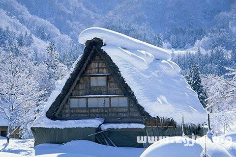 梦境中的雪域困境，解析梦见屋门口下好大的雪出不去的深层含义