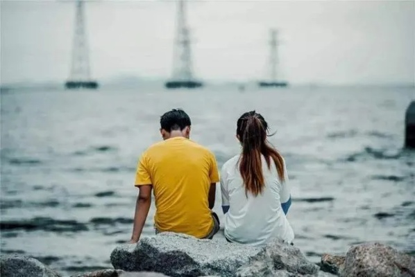 梦见前男友和好朋友在一起，梦境背后的情感纠葛与自我探索