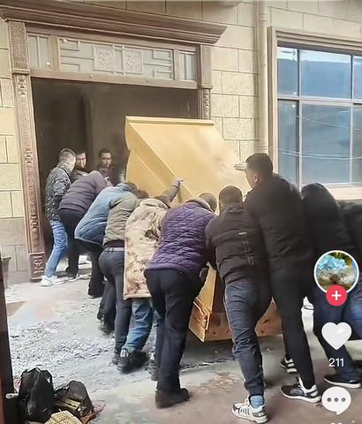 梦见别人把棺材埋葬在我堂屋门口，梦境背后的深层含义与心理解析