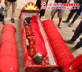 梦见有人抬棺材过左边一个右边一个里都是面我也放了个小古董下去
