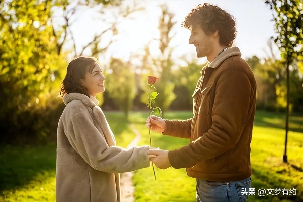 梦境中的浪漫邂逅，梦见有个非常出色的男人喜欢我追求我