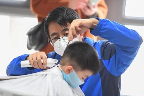 做梦梦到理发，预示未来变化与自我重塑的奥秘