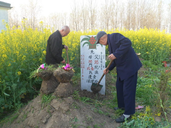 梦境解析，梦见坟上冒烟爆炸，坟内宝藏之谜