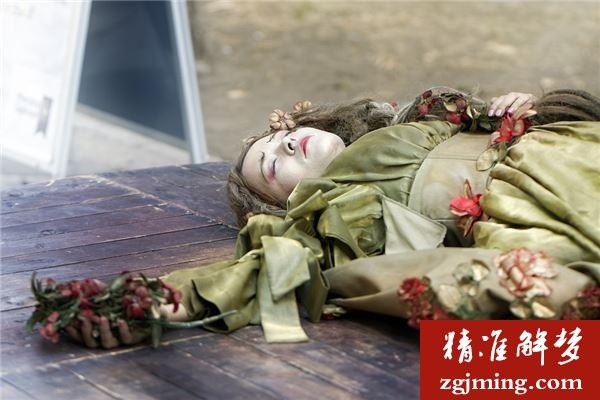 梦境之谜，梦见棺材里只有破衣服，无尸之兆的深层解析