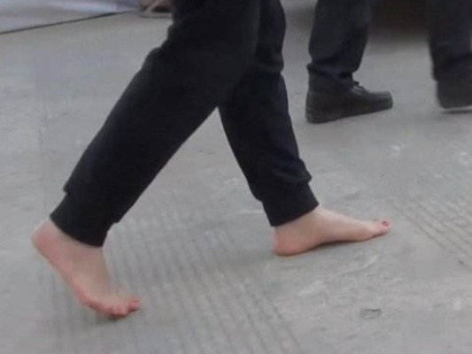 周公解梦，梦见光脚走路的深层含义与预兆