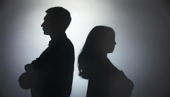 梦见与已故之人对话，灵魂交流的神秘预兆及心灵启示