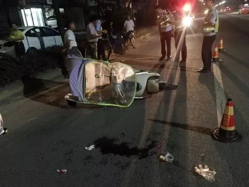 周公解梦，梦见朋友出车祸死亡，血是用桶装着的，预示了什么？
