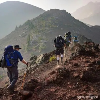 梦境中的挑战与转折，探索爬山墓地的深层含义