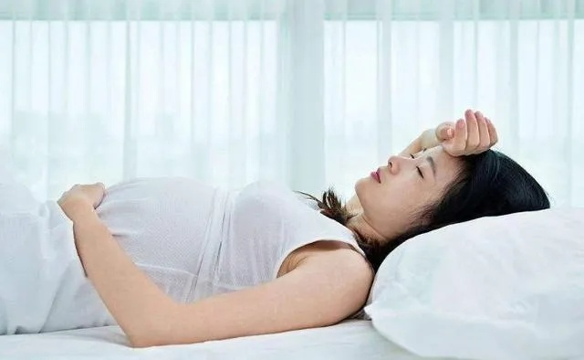 怀孕初期梦境解析，女人晚上梦见蛇的深层含义与心理暗示
