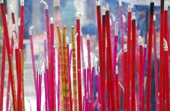 梦境中的香火情缘，解析梦到别人给我上香的深层含义