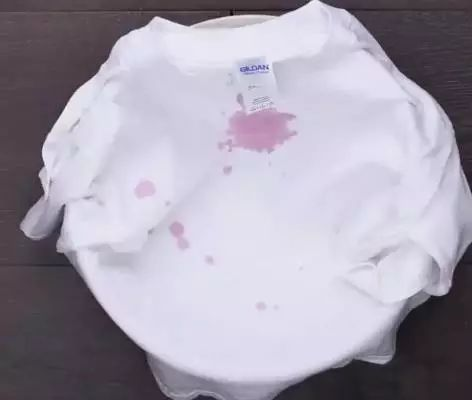 梦境解析，梦见帮别人洗衣服，衣物上竟有血迹
