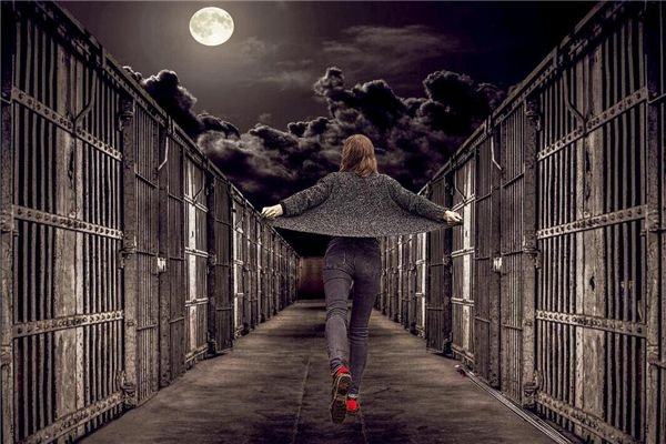 梦见男友进监狱，梦境背后的深层解析与情感启示