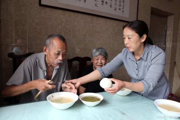 梦见死去的亲人在自己身边吃东西，灵魂深处的重逢与慰藉